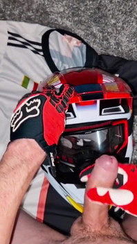 Motociclista desnudo se masturba en su Mxhelmet
