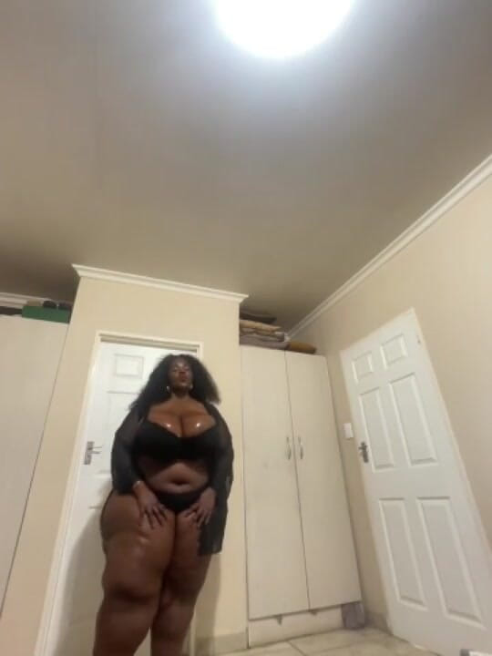 Legendary Booty Overdose: 巨大的黑人胖美女脱衣舞