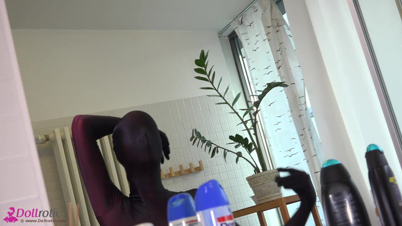 Dollrotic: La bambola in spandex si fa la doccia