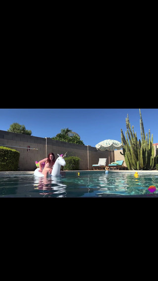 Kapri Sun: Arka bahçede havuzda mastürbasyon yapmaya karar verdim