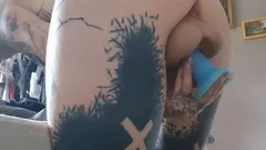 Eu enche minha buceta com uma buceta falsa e fodo com um vibrador