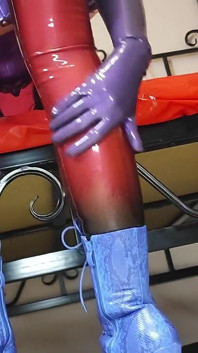 Blowjob und Lipjob in einer Latexmaske, Sperma auf den Ballon und tonnenweise Schweiß