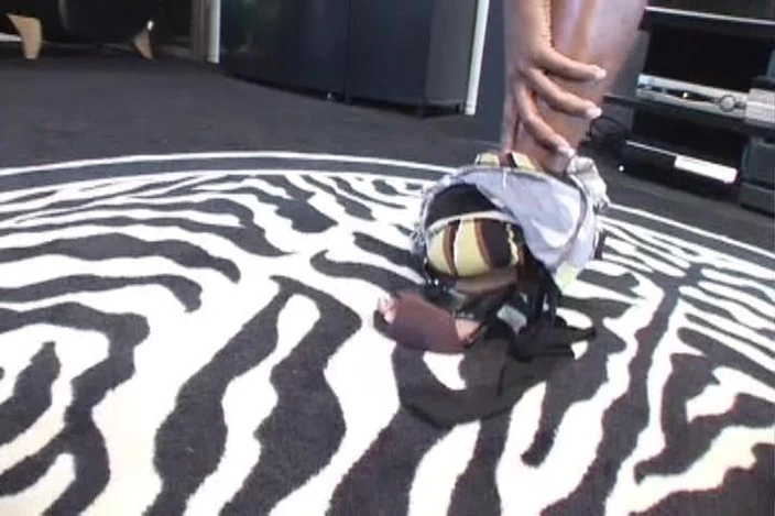 The Dark Side X: Cewek imut ini lagi asik nyepong kontol raksasa pria kulit...