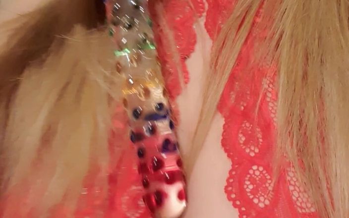 Mandy Foxxx: 无聊的家庭主妇在情人节用她的新玻璃假阳具独自潮吹