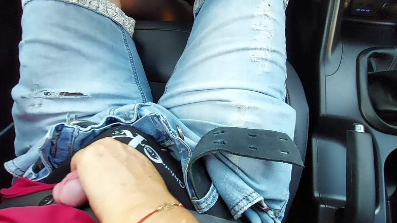 Step Mommy: 熟女继母在公共场合戏弄她的继子并玩弄他的鸡巴。第2部分