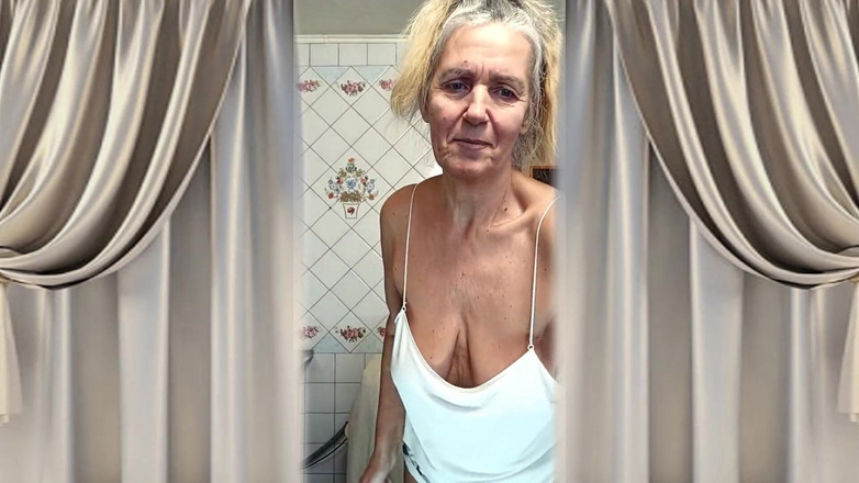 Lukerya: 부엌에서 핫한 주부 Lukerya