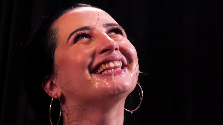 MILF and Big Wet Tits XXX: MiLF con tette enormi si fa un ditalino e infila...