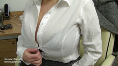 Big Bouncing Boobies: Setiausaha seksi dengan buah dada besar sedang melancap