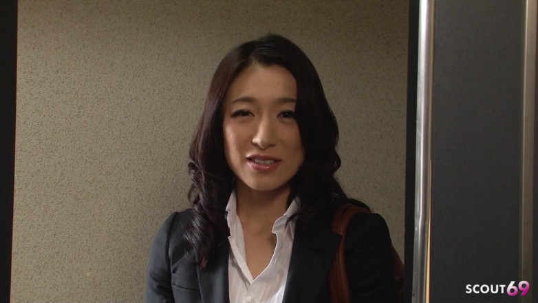 Asian porn collection: Ninfomaníaca japonesa professora madura seduz garoto de pau grande para...