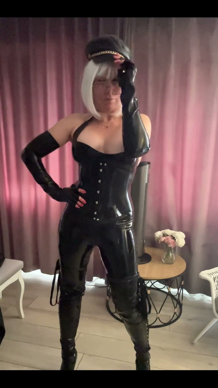 Dominatrix Miss Patricia Stark: Latex