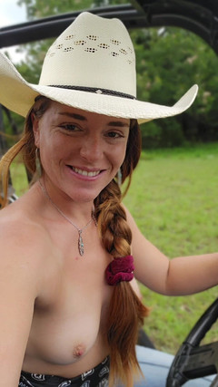 NaughtyRedFarmgirl: Conducir por mi granja en topless!