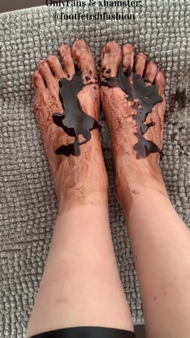 FootFetishFashion: Massaggio ai piedi con cioccolato, parte 2/2