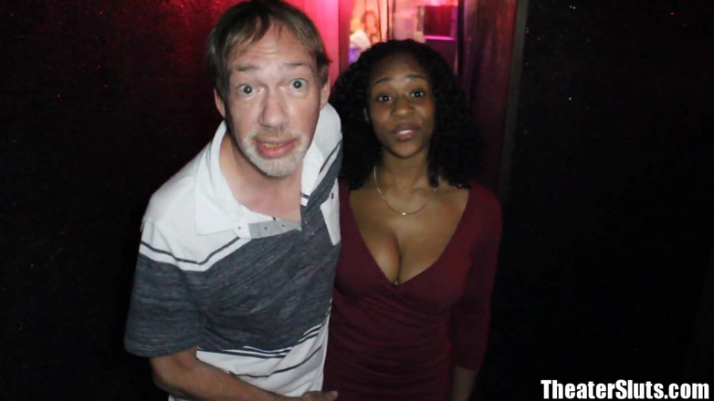 Theater Sluts: Tetona feliz belleza perra de ébano se ríe en gangbang en...