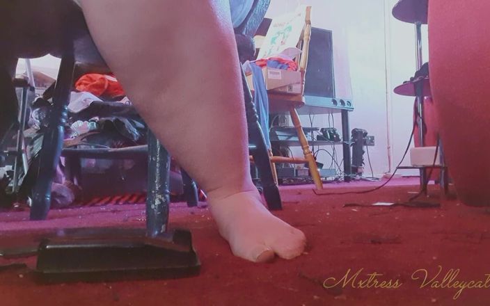 Mxtress Valleycat: पुराने Bakelite Pedal के साथ नंगे पैर की सिलाई