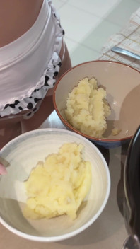 Gratis, kookdiner met Luna terwijl je een kleine bikini draagt