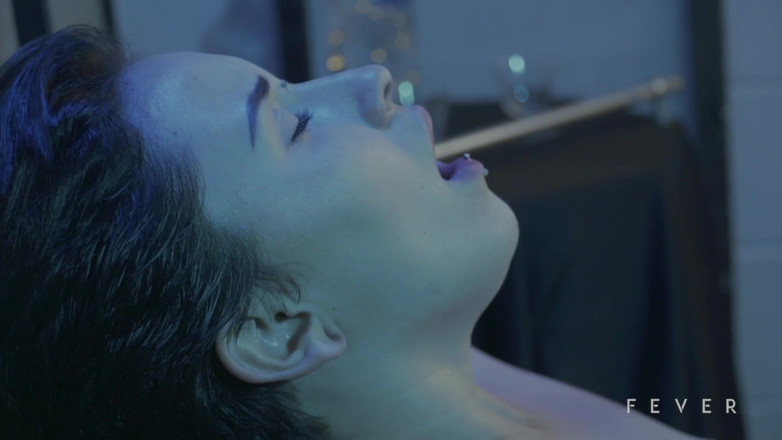 Fever Films: Perfeita morena rabuda salta no pau grande