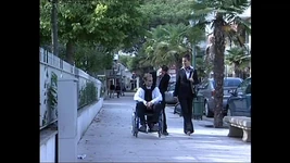 Een gehandicapte man met een enorme lul