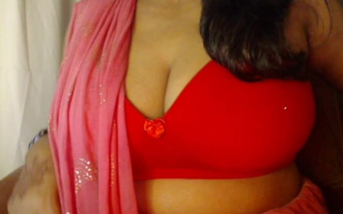 HotGirl21: Sâni sexy suge sfârcurile și show cu țâțe.