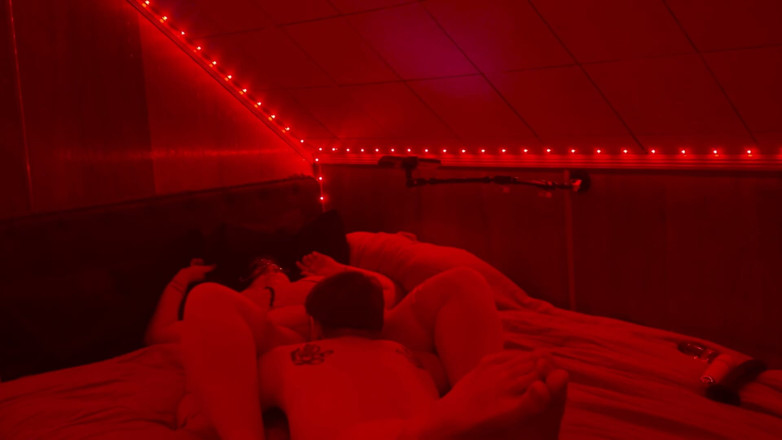 SinfulShadows: ミセス・シンフルの膣を舐められ、大きな射精が尻に受ける