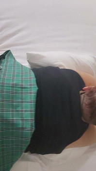 복종하는 새끼 고양이가 출연하는 큰 흑인 황소가 사육한 34주 임신한 백마 보지