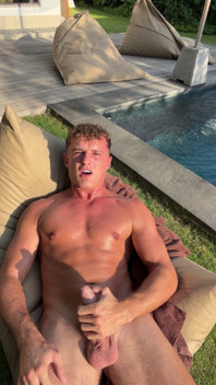 M-ai găsit lângă piscină adulmecându-ți lenjeria intimă