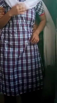 Ragazza del college appena ammessa accetta il suo giovane insegnante di scopare nella sala da insegnante parte 2