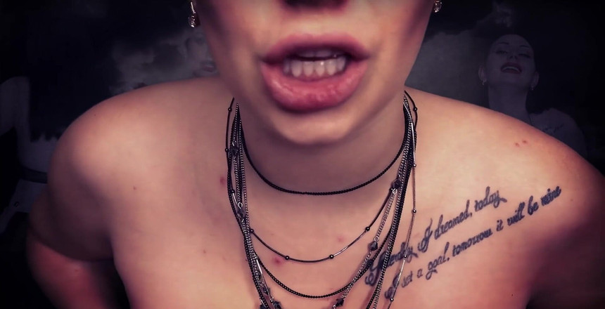 Goddess Misha Goldy: 今日は、極端なJOIスニッフィングセッションが行われます。少し嗅ぐだけでなく、ボトル全体を嗅ぎます!1つずつ