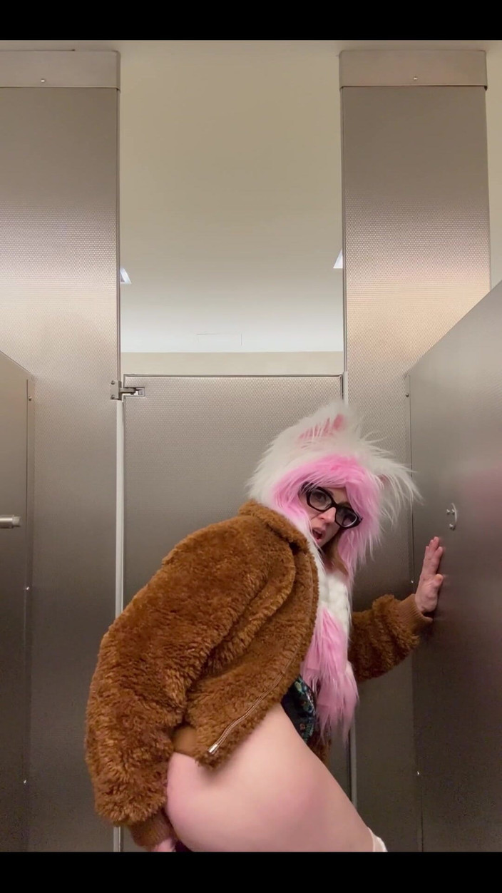 Suzy Wylde: Di Bandara Bersiap-siap untuk Beberapa Pelatihan Anal Lagi