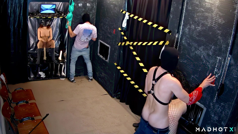 Madhot X: Eiaculazione gigante nel gloryhole