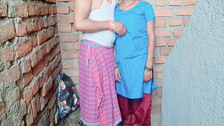 Trilokinath: Une fille se fait baiser par son ex-copain en uniforme...