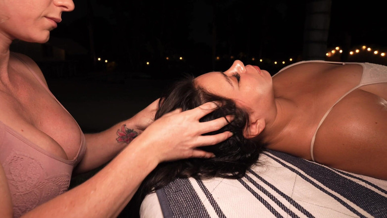 Naughty Talulah: Masaj senzual în aer liber Sex cu vibrator legat