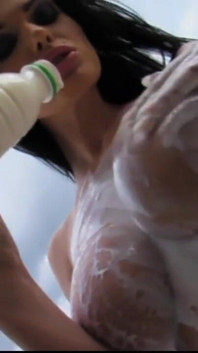 拥有完美胸部的黑发女郎玩得开心