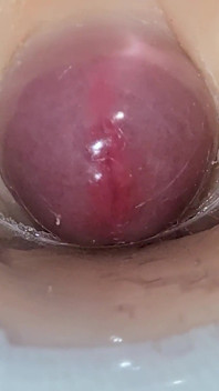 쪼이는 보지 속 깊숙한 카메라는 거대한 정액 폭발을 포착합니다.