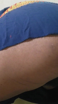 Seksi ateşli hatun striptiz pornosunda seni heyecanlandırmak için kıyafetlerini çıkarıyor