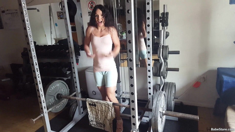 Babe Stare: Tia si alza e mostra il suo corpo tonico e...