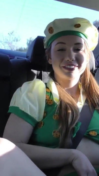 Taylor sands era fuori a vendere biscotti, ma ha finito per farsi sborrare dentro!