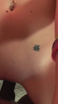 十代のヘイリー・ヤンガーは、彼女が中出しを得るまで異人種間のセックスをしています