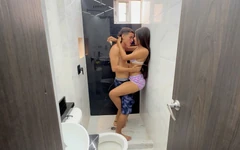 Le doy a mi hermanastra india una buena cogida con mi enorme polla a cambio de ayudarla con la limpieza