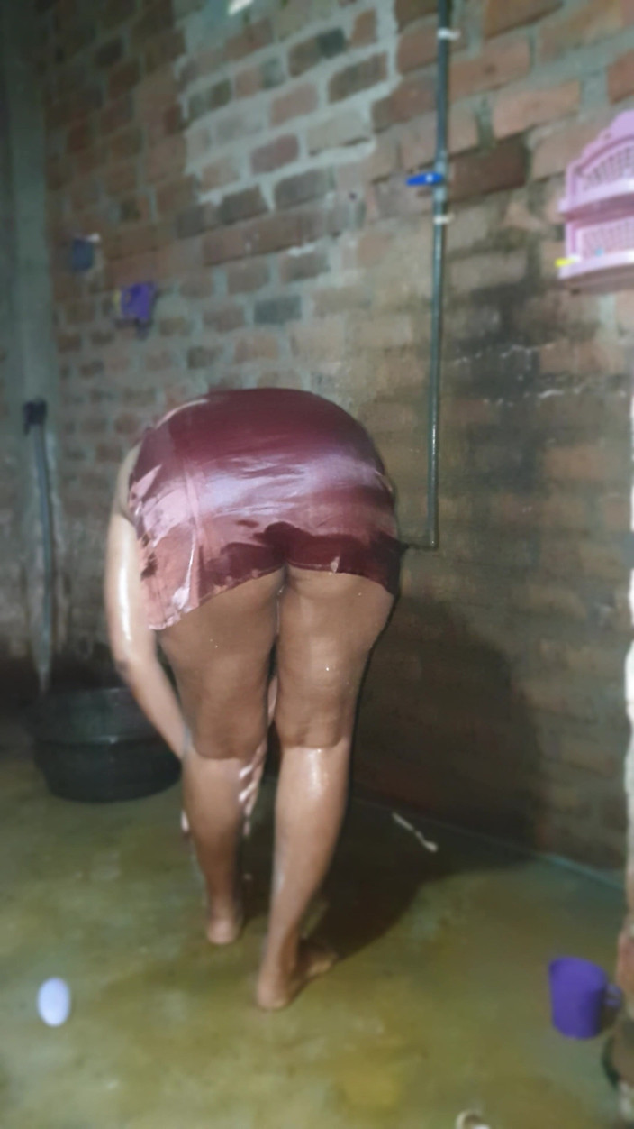 Tiyana: Hotwife Bathing