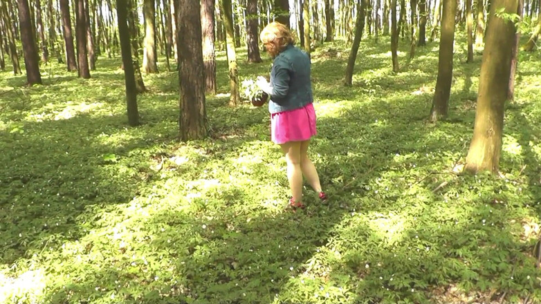 XXX-Platinum: Milf sexy rubia sin bragas recogiendo flores de primavera en...