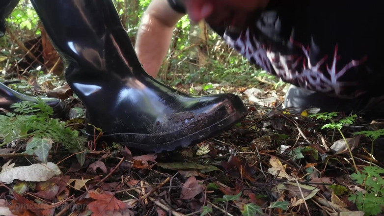 Domestic femdom: Elle Utilise Un Inconnu Pour Nettoyer Ses Bottes Boueuses