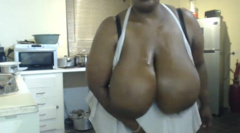 Legendary Booty Overdose: Karmiąca murzynka BBW ssie jej cycki i masturbuje się
