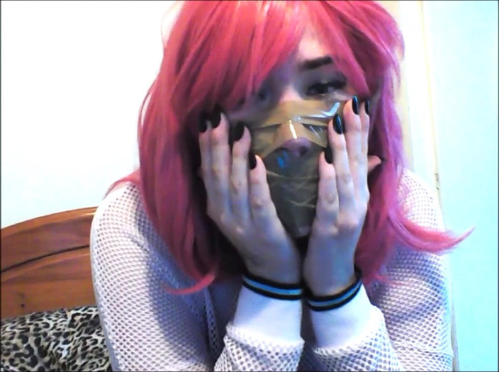 Selfgags classic: Misha Mayfair in: met sok gevulde tapeknevelpraaraat!