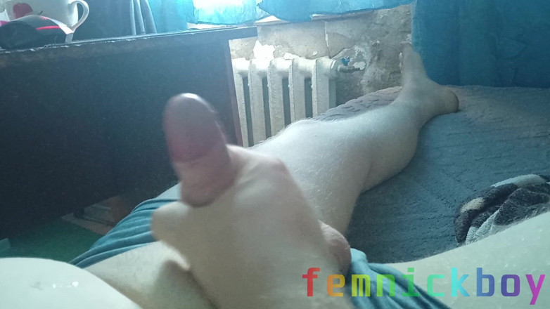 femnickboy: Un efeminat gras își masturbează pula și ejaculează
