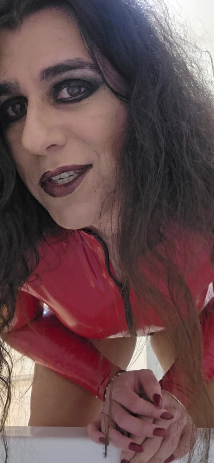 Bella Roma: 그녀의 금 오줌을 마시도록 명령하는 여주인