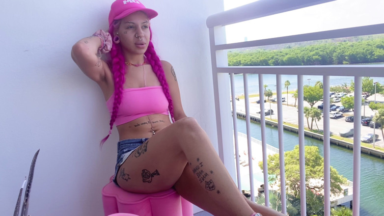 Nali Marie: Ragazzina svapata in faccia fuma nuvole all'aperto balcone Svapa