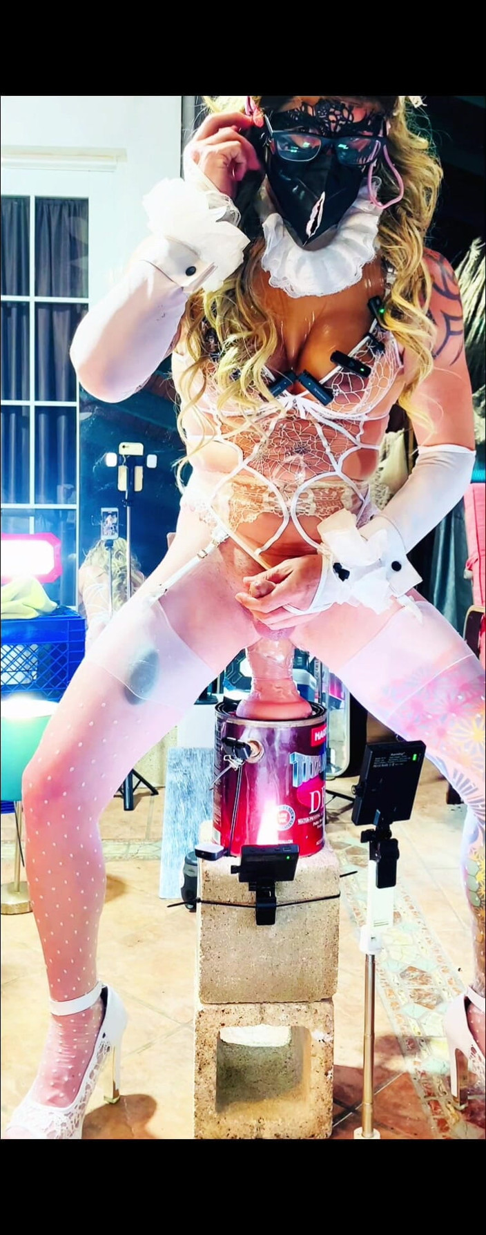 Benito414: Costum de transsexuală sexy Benito414 călărește un vibrator înăuntru