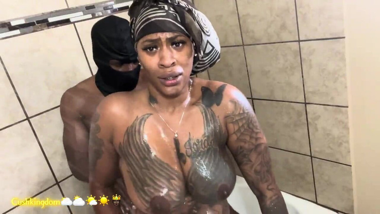 Onlyfanscushkingdom1: Sexy dickes kubanisches küken zeigt ihre tätowierungen, Dann wird in...