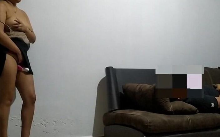 Katerine: Nevlastní bratr masturbuje na gauči!