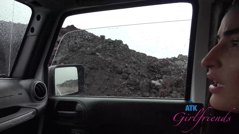 ATK Girlfriends: Emily macht eine show im auto und spielt mit ihren...